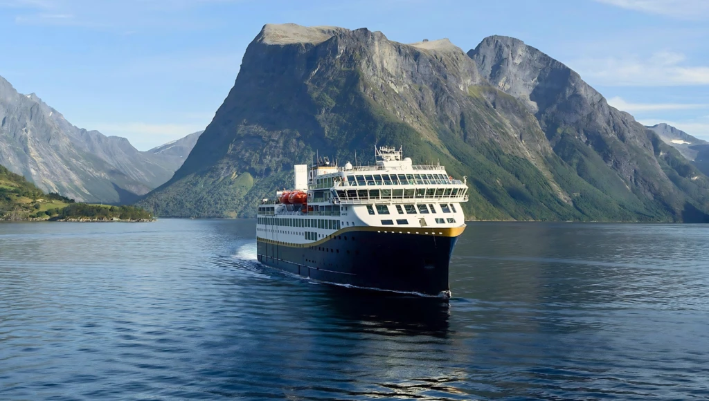 Voyage en terres boréales : 7 jours le long des côtes norvégiennes et séjour aux Lofoten