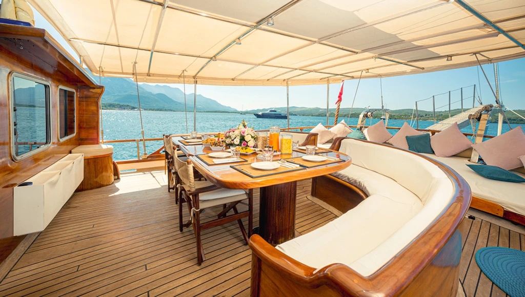 Schooner trip to Montenegro's sublime bays, between crystal-clear seas and majestic mountains