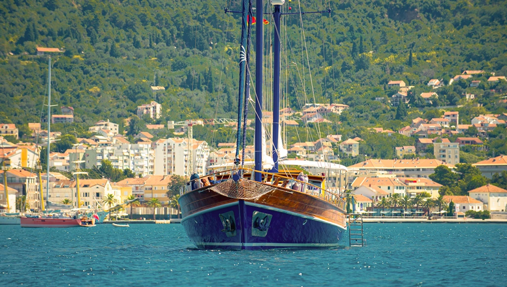 Schooner trip to Montenegro's sublime bays, between crystal-clear seas and majestic mountains