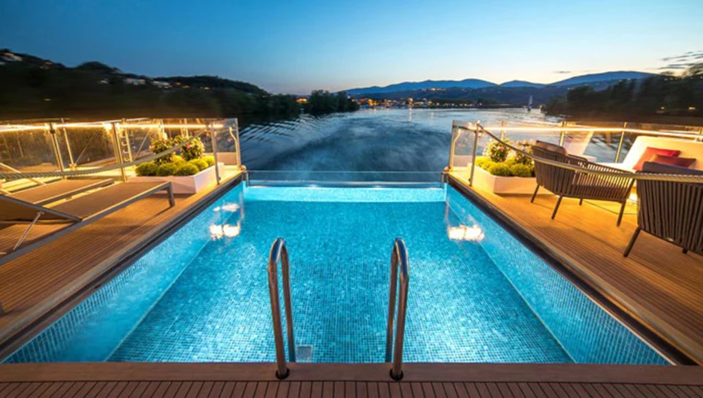 Un viaggio indimenticabile sul Rodano attraverso i vigneti della Borgogna, la riserva naturale della Camargue e le gole dell'Ardèche