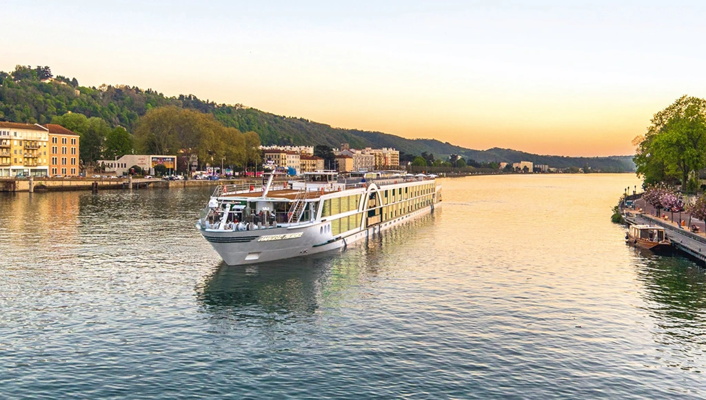 Un viaggio indimenticabile sul Rodano attraverso i vigneti della Borgogna, la riserva naturale della Camargue e le gole dell'Ardèche