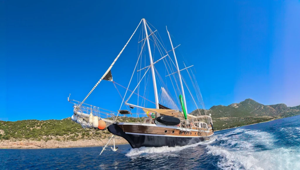 Mini croisière en goélette turque, de la Vallée des Papillons à la Plage des Tortues