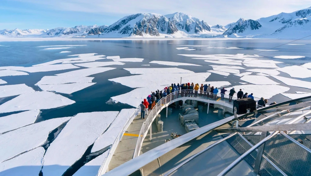 Éclipse solaire 2026, une croisière unique et spectaculaire, entre le Groenland, l'Islande et le Spitzberg