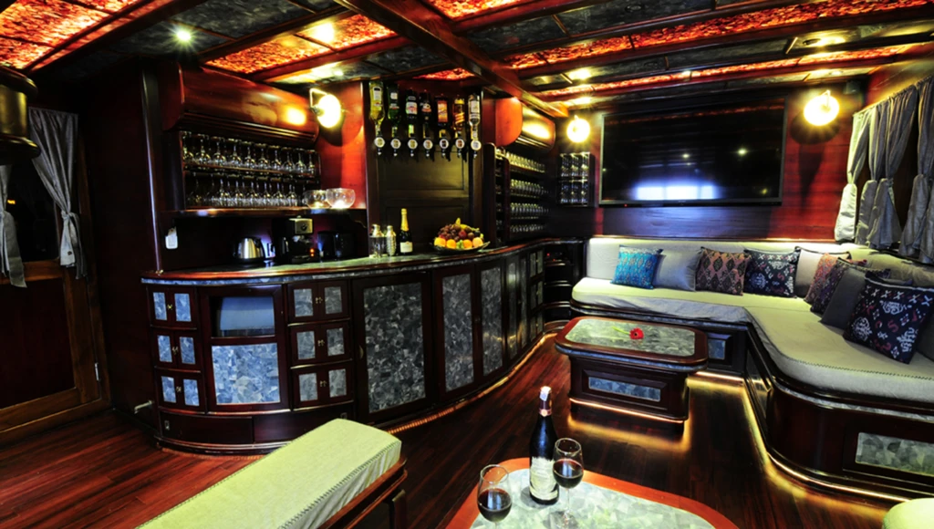 Crociera a bordo di una vela di charme in Indonesia: scopri Raja Ampat, uno dei posti più belli del pianeta, sopra e sotto l'acqua