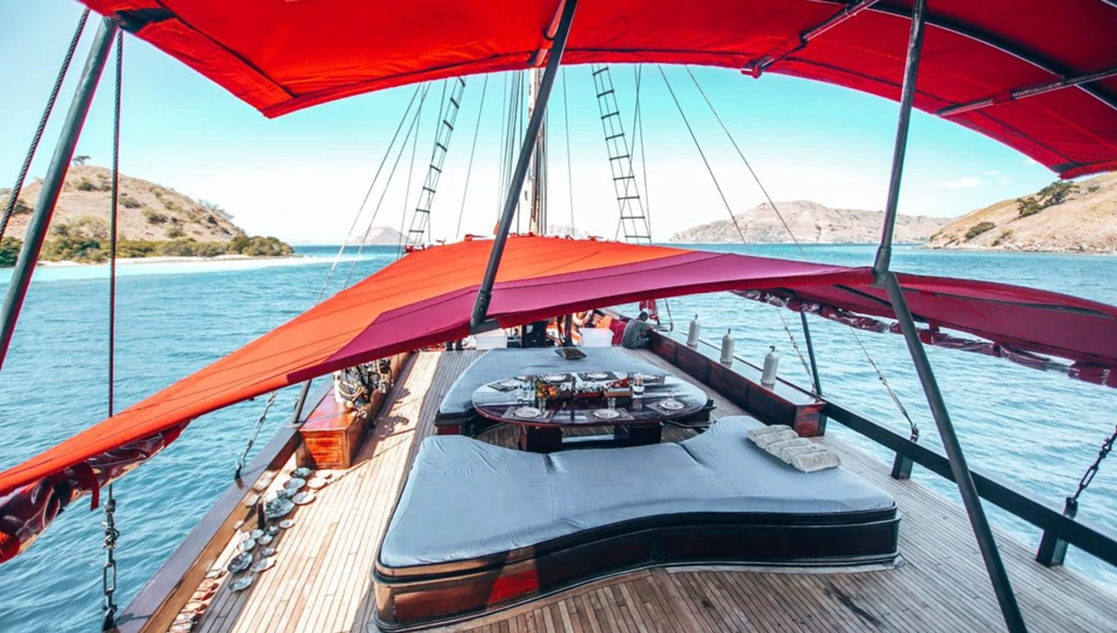 Crociera a bordo di una vela di charme in Indonesia: scopri Raja Ampat, uno dei posti più belli del pianeta, sopra e sotto l'acqua