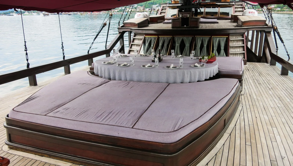 Crociera a bordo di una vela di charme in Indonesia: scopri Raja Ampat, uno dei posti più belli del pianeta, sopra e sotto l'acqua