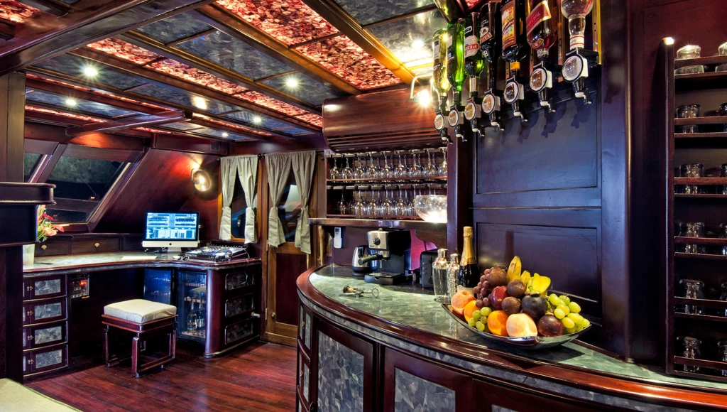 Crociera a bordo di una vela di charme in Indonesia: scopri Raja Ampat, uno dei posti più belli del pianeta, sopra e sotto l'acqua