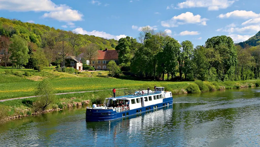 Provençal Christmas aboard a houseboat hotel: 5 days along the Rhône, surrounded by ancient stones, lights, and emotions