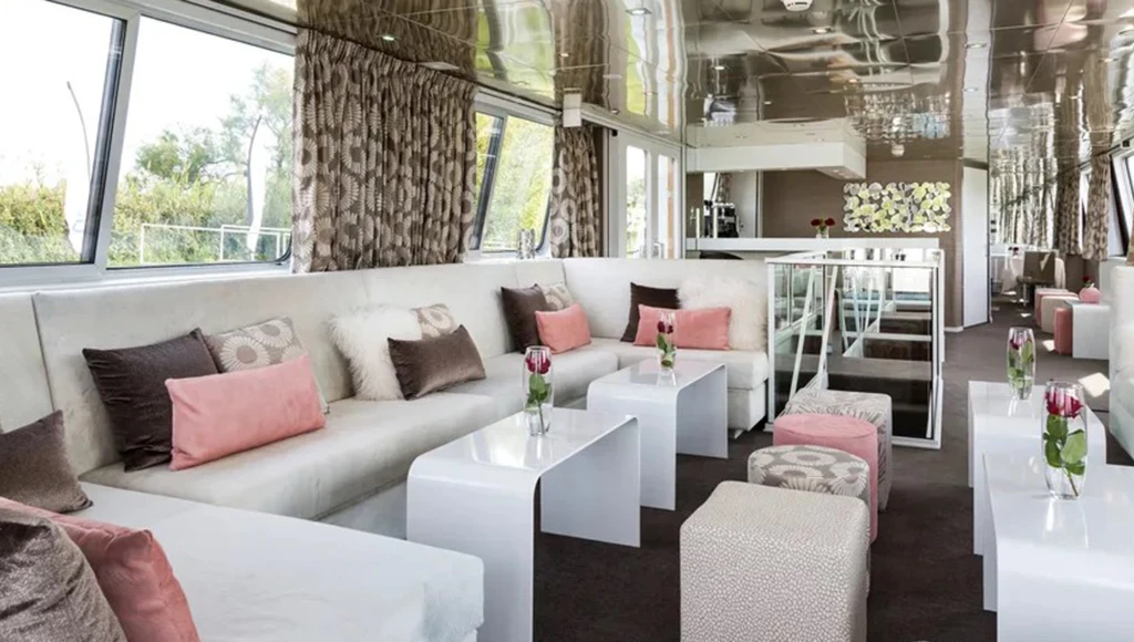 Provençal Christmas aboard a houseboat hotel: 5 days along the Rhône, surrounded by ancient stones, lights, and emotions