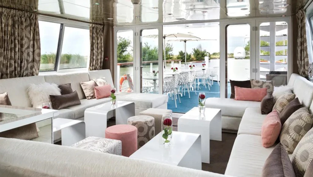 Provençal Christmas aboard a houseboat hotel: 5 days along the Rhône, surrounded by ancient stones, lights, and emotions