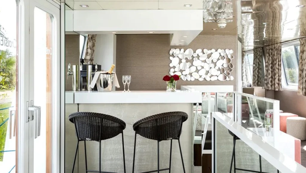 Provençal Christmas aboard a houseboat hotel: 5 days along the Rhône, surrounded by ancient stones, lights, and emotions