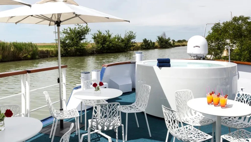 Provençal Christmas aboard a houseboat hotel: 5 days along the Rhône, surrounded by ancient stones, lights, and emotions