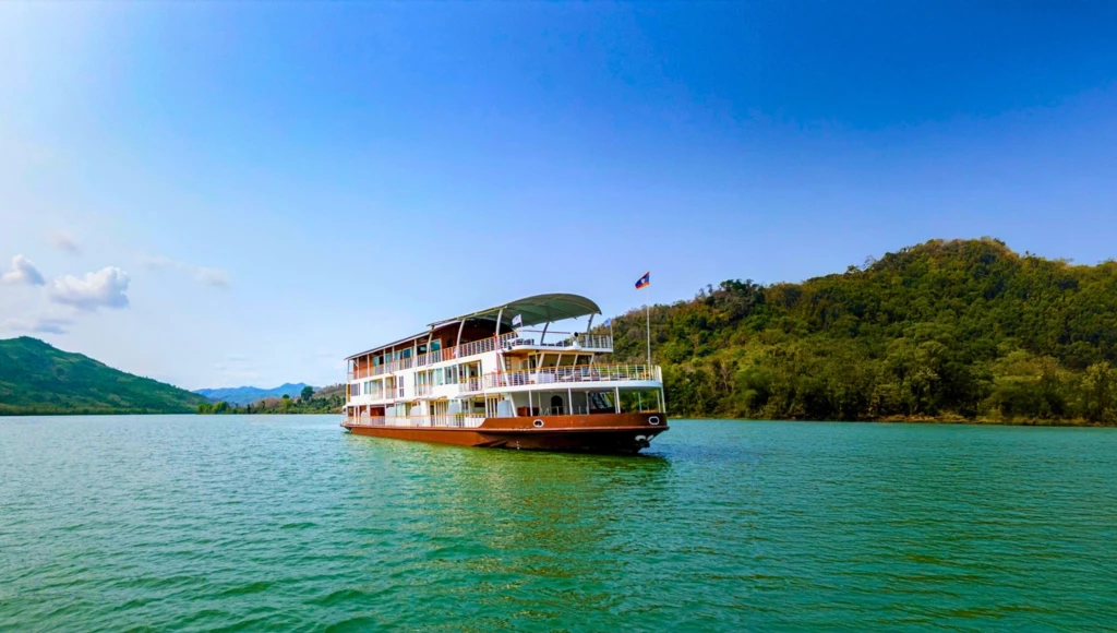 Cruise through the jewels of Laos, between Luang Prabang and Vientiane: local traditions and splendid landscapes
