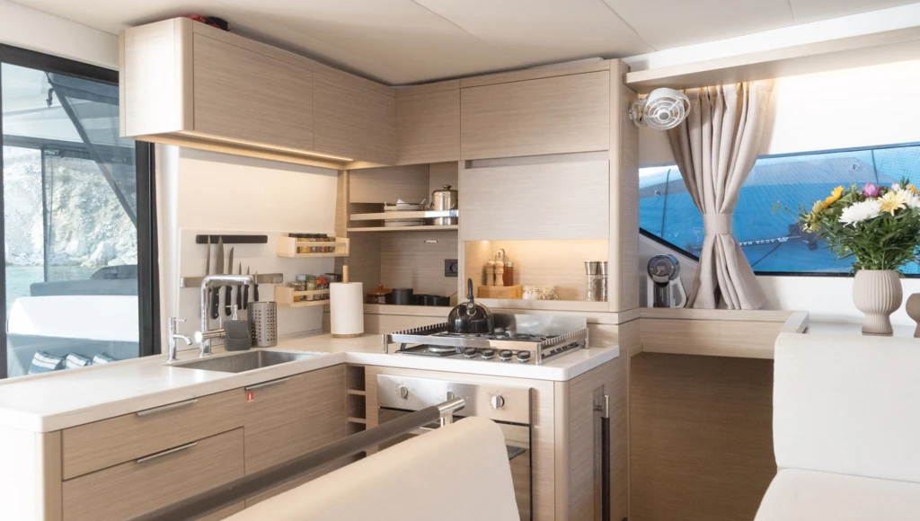 Cap sur les îles Ioniennes : une croisière privatisée à bord d'un magnifique catamaran