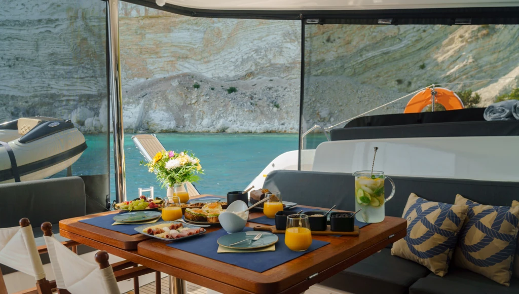 Cap sur les îles Ioniennes : une croisière privatisée à bord d'un magnifique catamaran