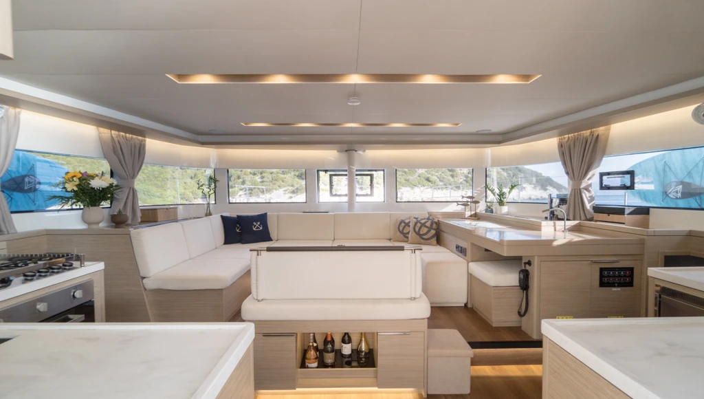 Cap sur les îles Ioniennes : une croisière privatisée à bord d'un magnifique catamaran