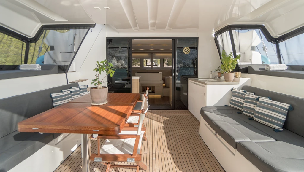 Cap sur les îles Ioniennes : une croisière privatisée à bord d'un magnifique catamaran