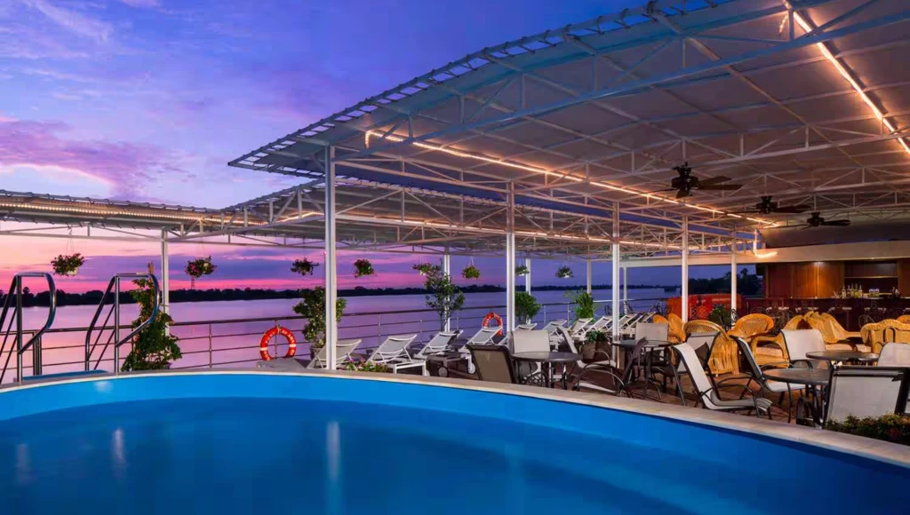 Odyssée culturelle en Indochine, entre villages ruraux, pagodes historiques et marchés colorés