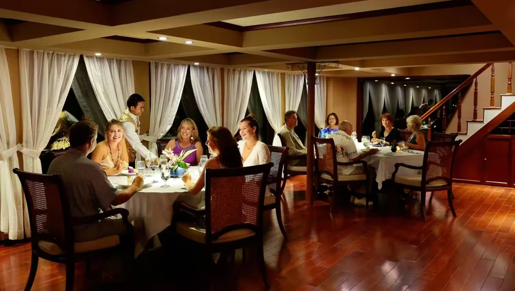 Odyssée culturelle en Indochine, entre villages ruraux, pagodes historiques et marchés colorés