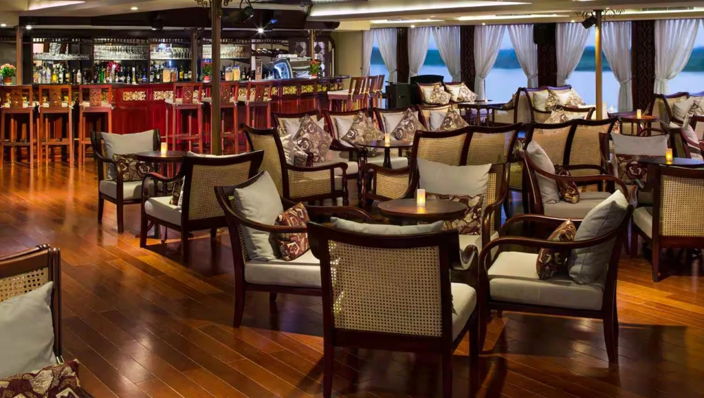 Odyssée culturelle en Indochine, entre villages ruraux, pagodes historiques et marchés colorés