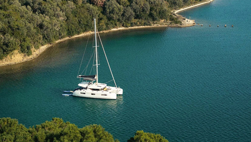 Katamaranfahrt ins Herz des dalmatinischen Paradieses: kristallklares Wasser, unberührte Inseln und sanfter mediterraner Charme