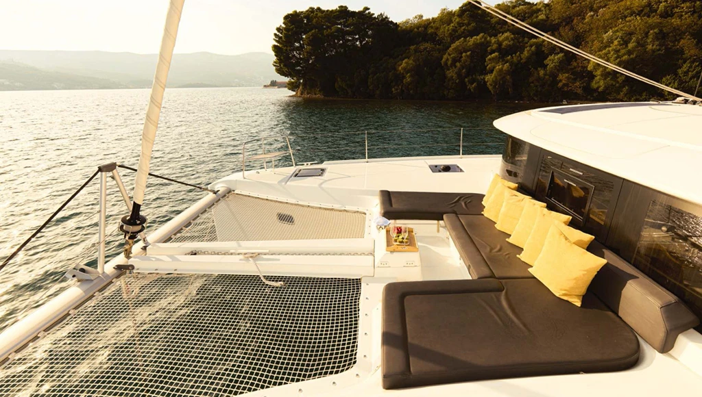 Katamaranfahrt ins Herz des dalmatinischen Paradieses: kristallklares Wasser, unberührte Inseln und sanfter mediterraner Charme