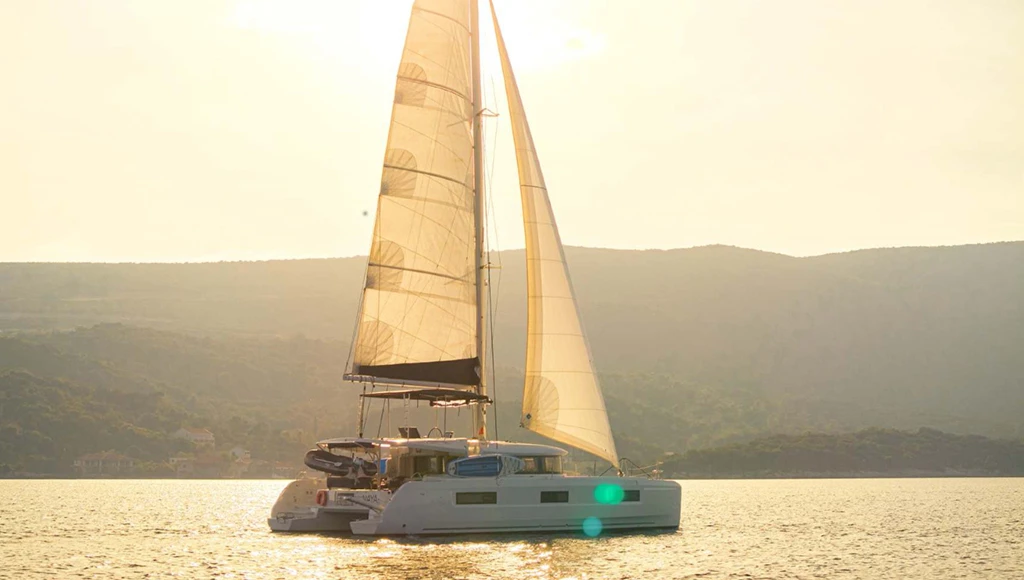 Katamaranfahrt ins Herz des dalmatinischen Paradieses: kristallklares Wasser, unberührte Inseln und sanfter mediterraner Charme