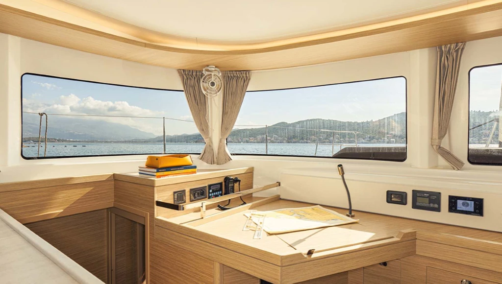 Katamaranfahrt ins Herz des dalmatinischen Paradieses: kristallklares Wasser, unberührte Inseln und sanfter mediterraner Charme