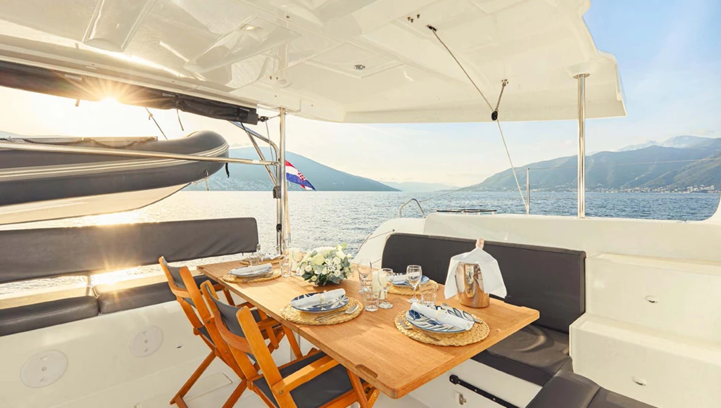 Katamaranfahrt ins Herz des dalmatinischen Paradieses: kristallklares Wasser, unberührte Inseln und sanfter mediterraner Charme