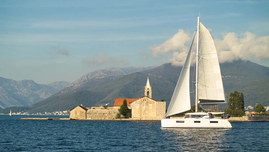 Katamaranfahrt ins Herz des dalmatinischen Paradieses: kristallklares Wasser, unberührte Inseln und sanfter mediterraner Charme