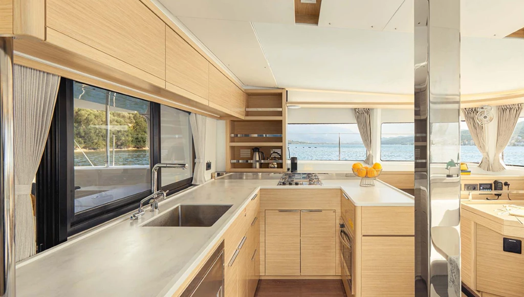 Katamaranfahrt ins Herz des dalmatinischen Paradieses: kristallklares Wasser, unberührte Inseln und sanfter mediterraner Charme