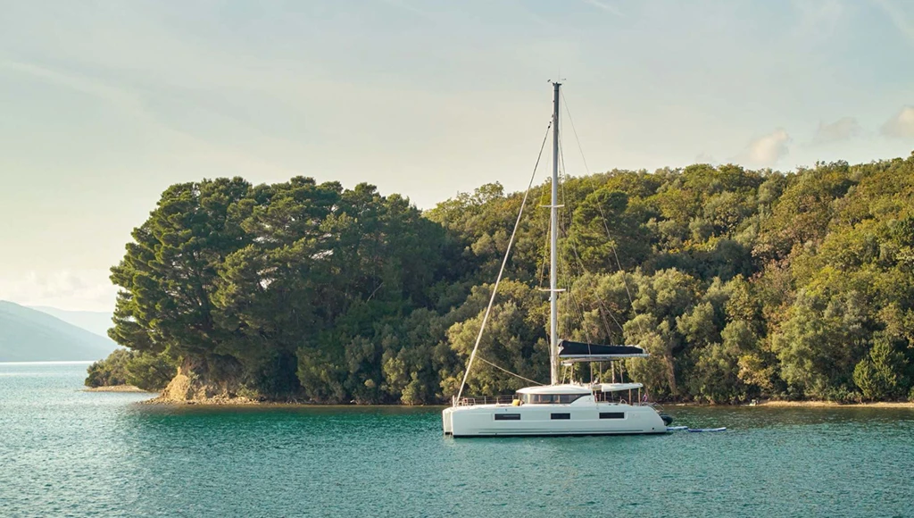 Katamaranfahrt ins Herz des dalmatinischen Paradieses: kristallklares Wasser, unberührte Inseln und sanfter mediterraner Charme