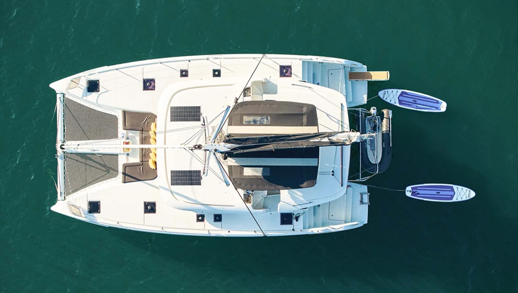 Katamaranfahrt ins Herz des dalmatinischen Paradieses: kristallklares Wasser, unberührte Inseln und sanfter mediterraner Charme