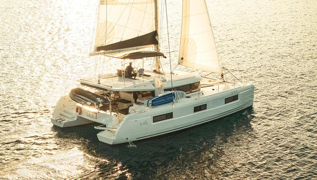 Katamaranfahrt ins Herz des dalmatinischen Paradieses: kristallklares Wasser, unberührte Inseln und sanfter mediterraner Charme