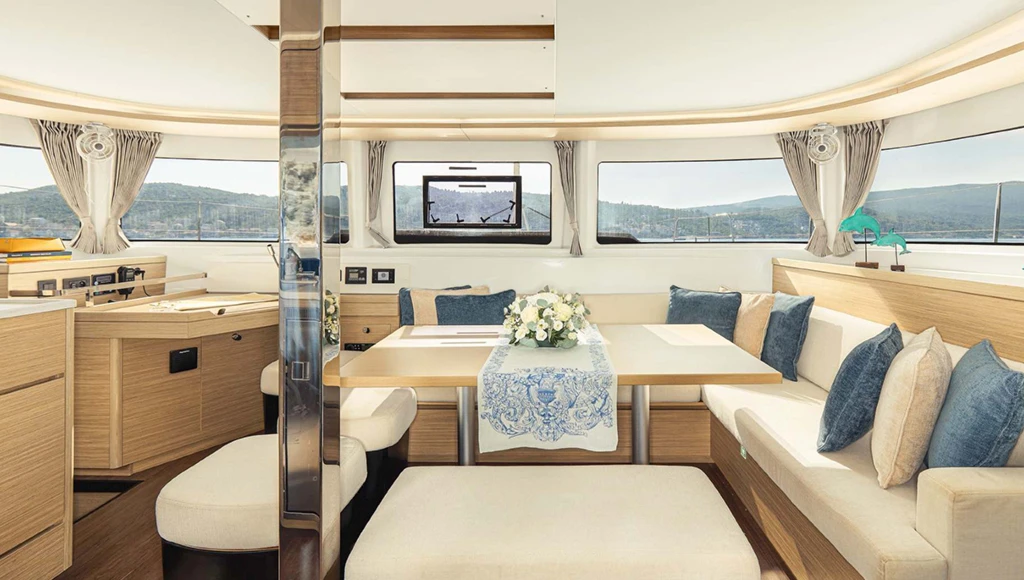 Katamaranfahrt ins Herz des dalmatinischen Paradieses: kristallklares Wasser, unberührte Inseln und sanfter mediterraner Charme