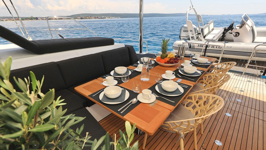 La dolce vita in Dalmazia: crociera privata a bordo di uno splendido catamarano e piaceri locali