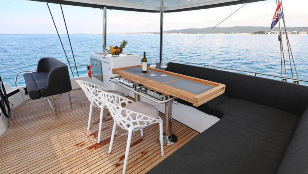 La dolce vita in Dalmazia: crociera privata a bordo di uno splendido catamarano e piaceri locali