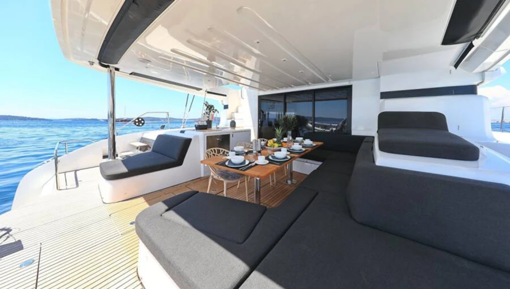 La dolce vita in Dalmazia: crociera privata a bordo di uno splendido catamarano e piaceri locali