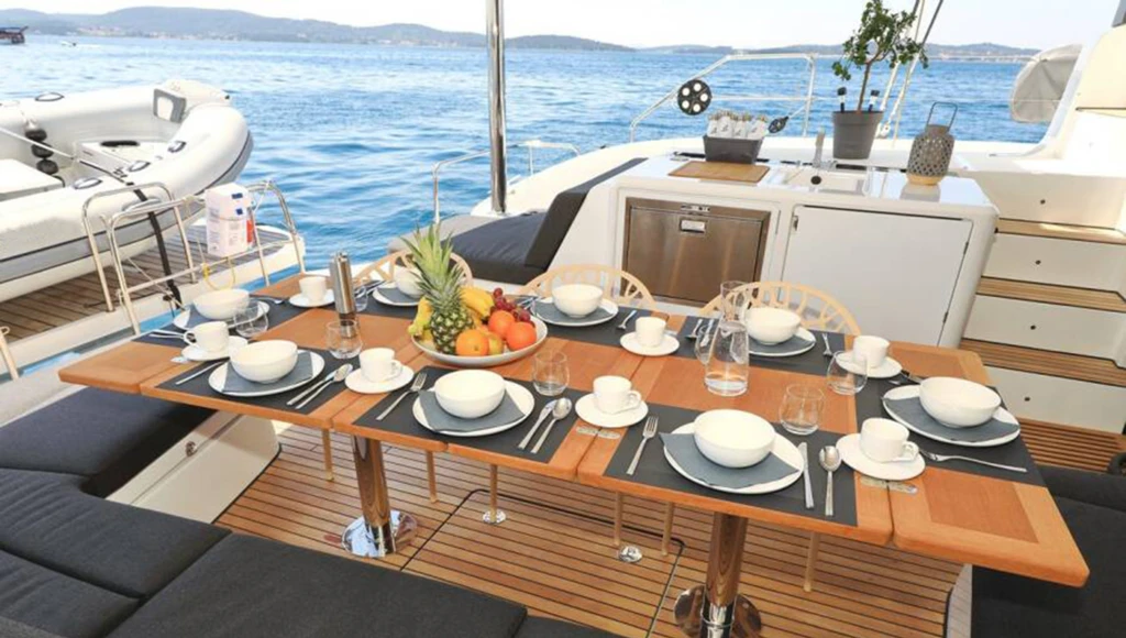 La dolce vita in Dalmazia: crociera privata a bordo di uno splendido catamarano e piaceri locali