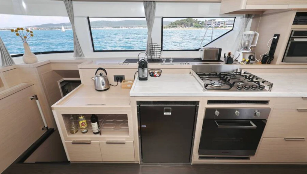 La dolce vita in Dalmazia: crociera privata a bordo di uno splendido catamarano e piaceri locali