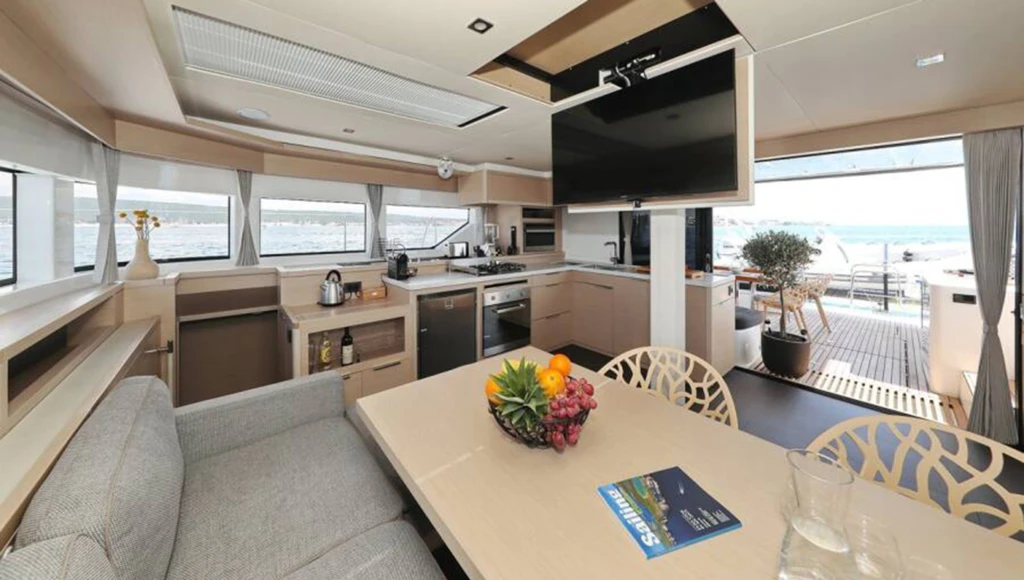 La dolce vita in Dalmazia: crociera privata a bordo di uno splendido catamarano e piaceri locali