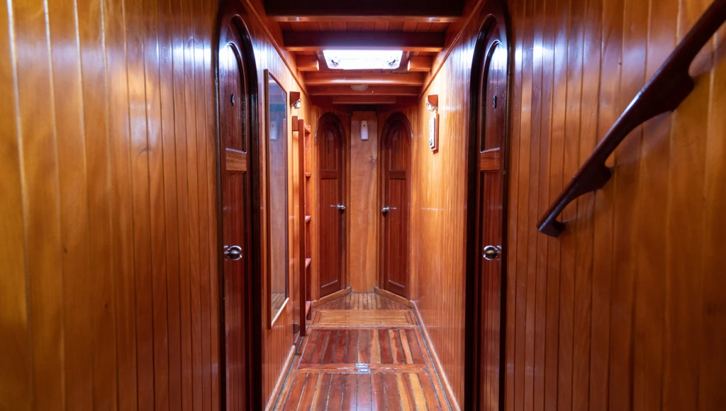 Naviga a bordo di un sontuoso caicco esclusivo alla scoperta delle Isole Eolie, a nord della Sicilia