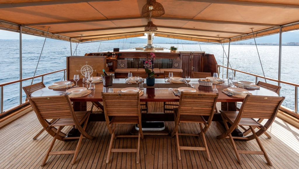 Naviga a bordo di un sontuoso caicco esclusivo alla scoperta delle Isole Eolie, a nord della Sicilia