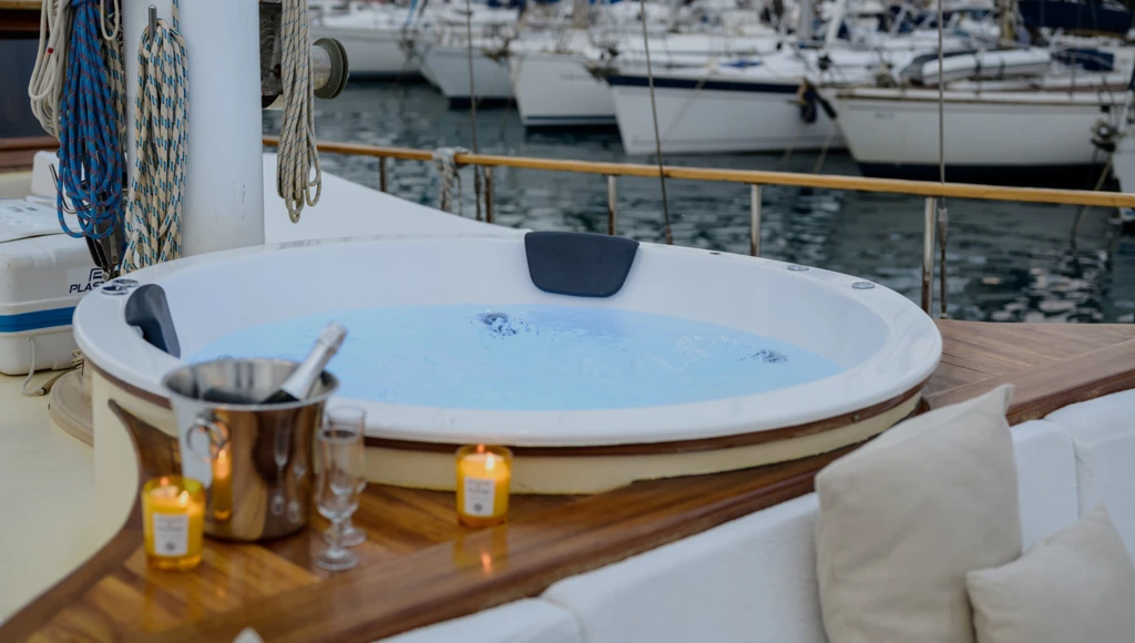 Naviga a bordo di un sontuoso caicco esclusivo alla scoperta delle Isole Eolie, a nord della Sicilia