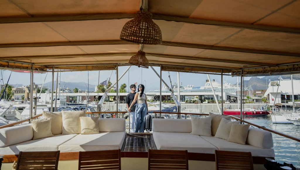 Naviga a bordo di un sontuoso caicco esclusivo alla scoperta delle Isole Eolie, a nord della Sicilia