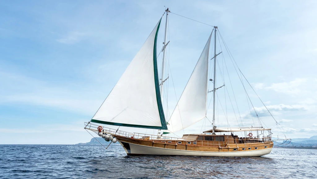 Naviga a bordo di un sontuoso caicco esclusivo alla scoperta delle Isole Eolie, a nord della Sicilia