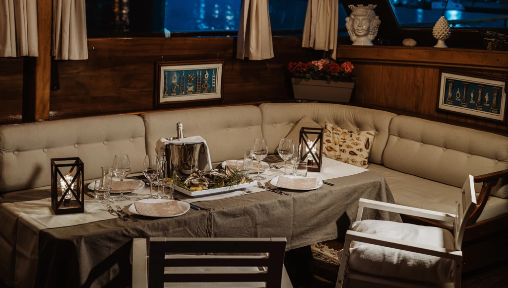 Naviga a bordo di un sontuoso caicco esclusivo alla scoperta delle Isole Eolie, a nord della Sicilia