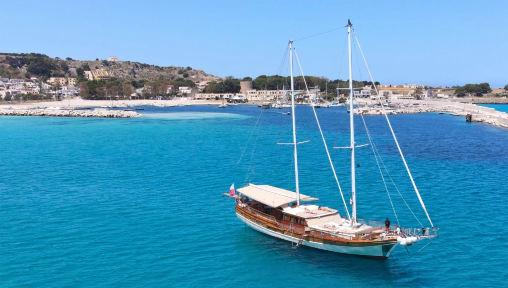 Naviga a bordo di un sontuoso caicco esclusivo alla scoperta delle Isole Eolie, a nord della Sicilia