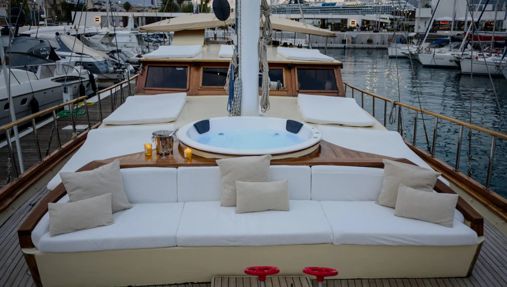 Naviga a bordo di un sontuoso caicco esclusivo alla scoperta delle Isole Eolie, a nord della Sicilia