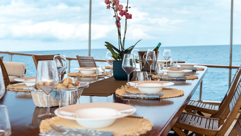 Naviga a bordo di un sontuoso caicco esclusivo alla scoperta delle Isole Eolie, a nord della Sicilia
